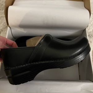 NIB Dansko Black Cabrio Clogs size EU-38